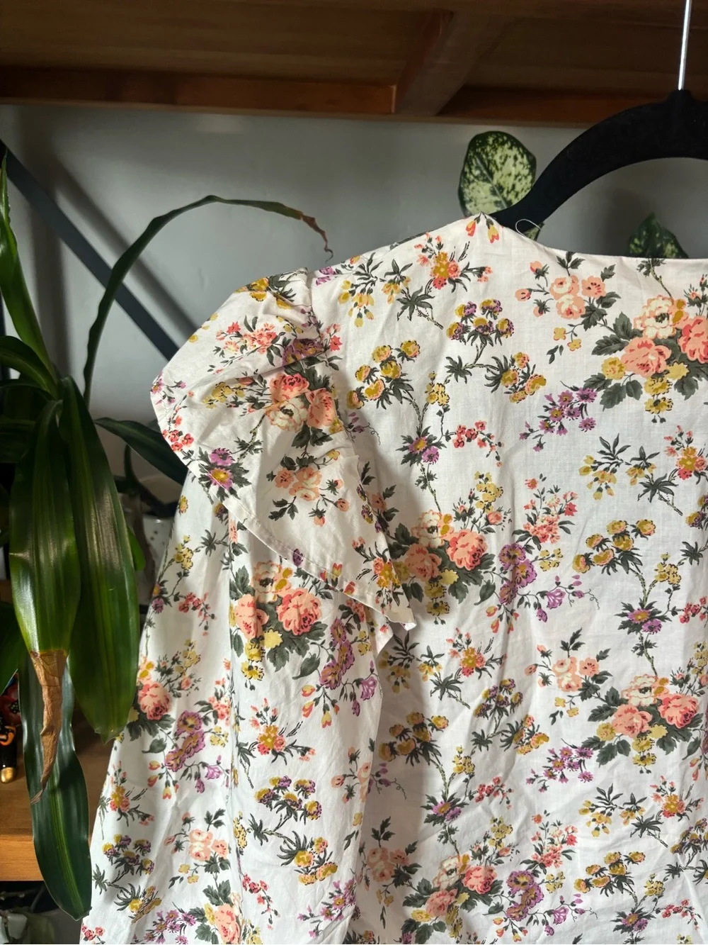 Entro Floral Ruffle Top Size Medium - Picture 7 of 8